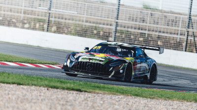 YIBO-OFFICIAL：
#85RACING# 
「试车日 DAY 1」
热爱如常，稳驭热浪，全速推进！
CHINA GT珠海站，85号已就位！@王一博·YIBO
#王一博珠海试车# ​​​