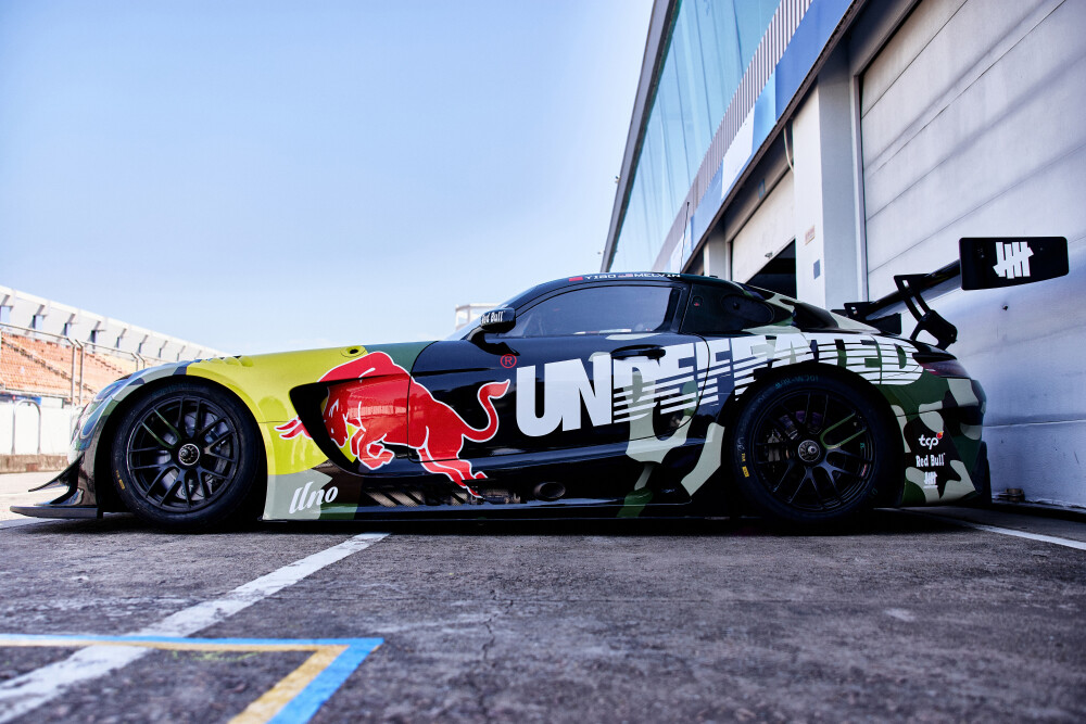 YIBO-OFFICIAL：
#85RACING# 
「试车日 DAY 1」
热爱如常，稳驭热浪，全速推进！
CHINA GT珠海站，85号已就位！@王一博·YIBO
#王一博珠海试车# ​​​