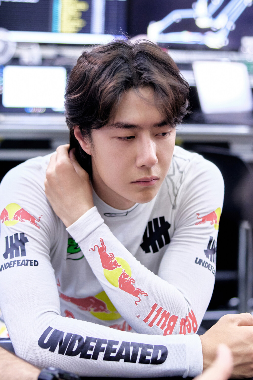YIBO-OFFICIAL：
#85RACING# 
「试车日 DAY 1」
热爱如常，稳驭热浪，全速推进！
CHINA GT珠海站，85号已就位！@王一博·YIBO
#王一博珠海试车# ​​​