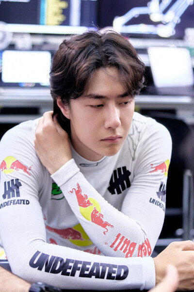 YIBO-OFFICIAL：
#85RACING# 
「试车日 DAY 1」
热爱如常，稳驭热浪，全速推进！
CHINA GT珠海站，85号已就位！@王一博·YIBO
#王一博珠海试车# ​​​