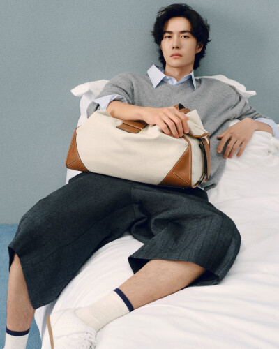 Jimmy-Choo：
全球品牌代言人@王一博·YIBO 穿着白色Sunny薄底休闲鞋，搭配棕色皮革饰边帆布款Bar Holdall旅行袋，释出慵懒自在的惬意氛围。
