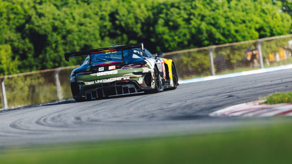 YIBO-OFFICIAL：
#85RACING# 
「试车日 DAY 1」
热爱如常，稳驭热浪，全速推进！
CHINA GT珠海站，85号已就位！@王一博·YIBO
#王一博珠海试车# ​​​