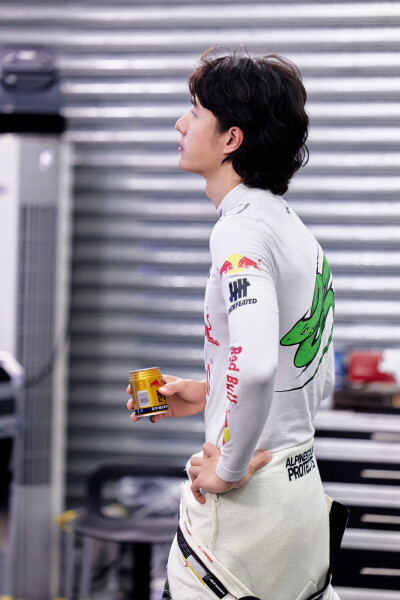 YIBO-OFFICIAL：
#85RACING# 
「试车日 DAY 1」
热爱如常，稳驭热浪，全速推进！
CHINA GT珠海站，85号已就位！@王一博·YIBO
#王一博珠海试车# ​​​