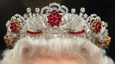 英国女王伊丽莎白二世的 Burmese Ruby Tiara，由英国王室珠宝商 Garrard 于 1973 年制作，使用了 96 颗来自缅甸的红宝石。这些红宝石原本是伊丽莎白二世结婚时，缅甸人民赠送给她的礼物，带有非常深的祝福寓意。