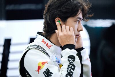 YIBO-OFFICIAL：
#85RACING#
「试车日 DAY 2」
热浪穿行，心有静域，分寸之间，冲击圈速！
高温天气，大家注意防暑防晒～@王一博·YIBO
#王一博试车# ​​​