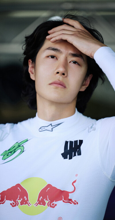YIBO-OFFICIAL：
#85RACING#
「试车日 DAY 2」
热浪穿行，心有静域，分寸之间，冲击圈速！
高温天气，大家注意防暑防晒～@王一博·YIBO
#王一博试车# ​​​