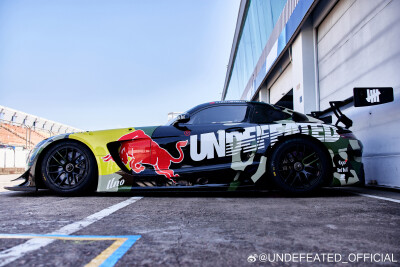 UNDEFEATED_OFFICIAL：
85 on Track丨CHINA GT 珠海站试车日
斑驳光影涂装就绪，
戴上头盔，在弯道试探极限；
走出 P 房，用严谨掌控全局。
珠海赛道，85 号全速入局。
#UNDEFEATED官方赞助赛车手王一博# #ChinaGT中…