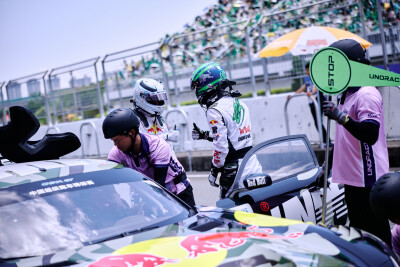 YIBO-OFFICIAL：
#85RACING#
「试车日 DAY 2」
热浪穿行，心有静域，分寸之间，冲击圈速！
高温天气，大家注意防暑防晒～@王一博·YIBO
#王一博试车# ​​​