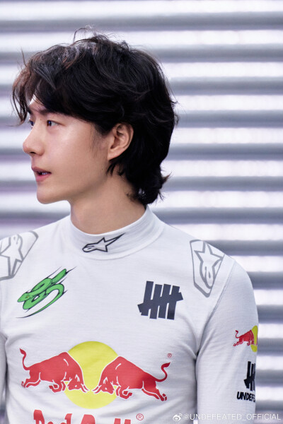 UNDEFEATED_OFFICIAL：
85 on Track丨CHINA GT 珠海站试车日
斑驳光影涂装就绪，
戴上头盔，在弯道试探极限；
走出 P 房，用严谨掌控全局。
珠海赛道，85 号全速入局。
#UNDEFEATED官方赞助赛车手王一博# #ChinaGT中…
