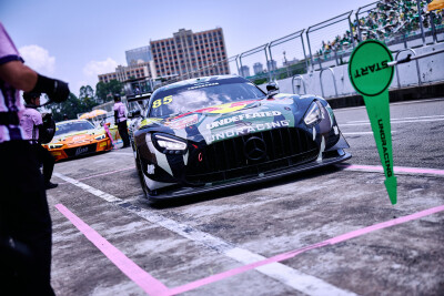 YIBO-OFFICIAL：
#85RACING#
「试车日 DAY 2」
热浪穿行，心有静域，分寸之间，冲击圈速！
高温天气，大家注意防暑防晒～@王一博·YIBO
#王一博试车# ​​​
