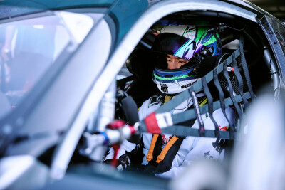 YIBO-OFFICIAL：
#85RACING#
「试车日 DAY 2」
引擎声长，直道向前；
油门收放，弯道争锋。
好好休息，明天见！@王一博·YIBO ​​​