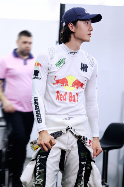 YIBO-OFFICIAL：
#85RACING#
「试车日 DAY 2」
热浪穿行，心有静域，分寸之间，冲击圈速！
高温天气，大家注意防暑防晒～@王一博·YIBO
#王一博试车# ​​​