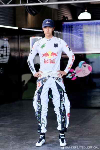 UNDEFEATED_OFFICIAL：
85 on Track丨CHINA GT 珠海站试车日
斑驳光影涂装就绪，
戴上头盔，在弯道试探极限；
走出 P 房，用严谨掌控全局。
珠海赛道，85 号全速入局。
#UNDEFEATED官方赞助赛车手王一博# #ChinaGT中…