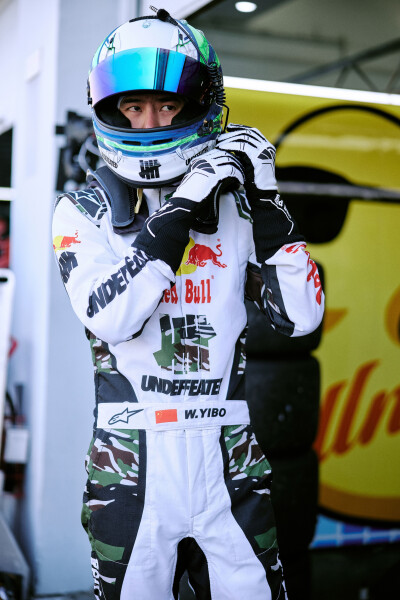 YIBO-OFFICIAL：
#85RACING#
「试车日 DAY 2」
引擎声长，直道向前；
油门收放，弯道争锋。
好好休息，明天见！@王一博·YIBO ​​​