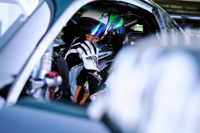 YIBO-OFFICIAL：
#85RACING#
「试车日 DAY 2」
引擎声长，直道向前；
油门收放，弯道争锋。
好好休息，明天见！@王一博·YIBO ​​​