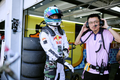 YIBO-OFFICIAL：
#85RACING#
「试车日 DAY 2」
引擎声长，直道向前；
油门收放，弯道争锋。
好好休息，明天见！@王一博·YIBO ​​​