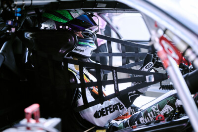 YIBO-OFFICIAL：
#85RACING#
「试车日 DAY 2」
热浪穿行，心有静域，分寸之间，冲击圈速！
高温天气，大家注意防暑防晒～@王一博·YIBO
#王一博试车# ​​​