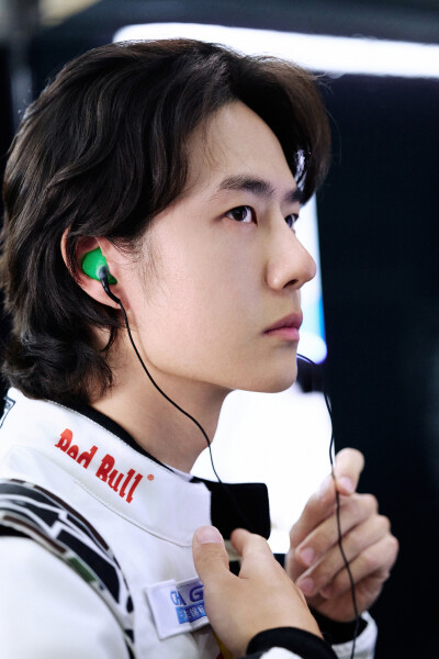 YIBO-OFFICIAL：
#85RACING#
「试车日 DAY 2」
引擎声长，直道向前；
油门收放，弯道争锋。
好好休息，明天见！@王一博·YIBO ​​​
