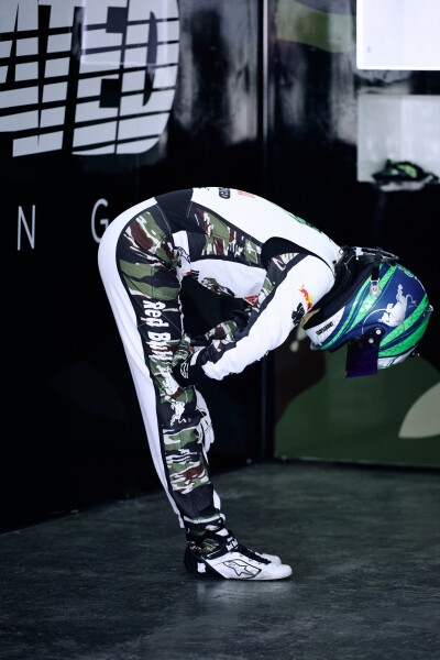 YIBO-OFFICIAL：
#85RACING#
「试车日 DAY 2」
引擎声长，直道向前；
油门收放，弯道争锋。
好好休息，明天见！@王一博·YIBO ​​​