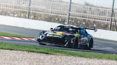 UNDEFEATED_OFFICIAL：
85 on Track丨CHINA GT 珠海站试车日
斑驳光影涂装就绪，
戴上头盔，在弯道试探极限；
走出 P 房，用严谨掌控全局。
珠海赛道，85 号全速入局。
#UNDEFEATED官方赞助赛车手王一博# #ChinaGT中…