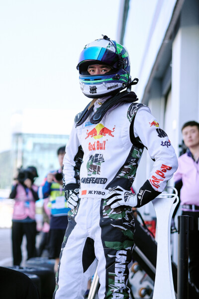 YIBO-OFFICIAL：
#85RACING#
「试车日 DAY 2」
引擎声长，直道向前；
油门收放，弯道争锋。
好好休息，明天见！@王一博·YIBO ​​​