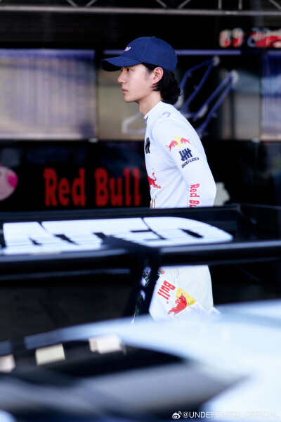 UNDEFEATED_OFFICIAL：
85 on Track丨CHINA GT 珠海站试车日
斑驳光影涂装就绪，
戴上头盔，在弯道试探极限；
走出 P 房，用严谨掌控全局。
珠海赛道，85 号全速入局。
#UNDEFEATED官方赞助赛车手王一博# #ChinaGT中…