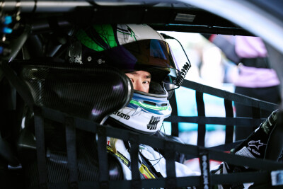 YIBO-OFFICIAL：
#85RACING#
「试车日 DAY 2」
引擎声长，直道向前；
油门收放，弯道争锋。
好好休息，明天见！@王一博·YIBO ​​​