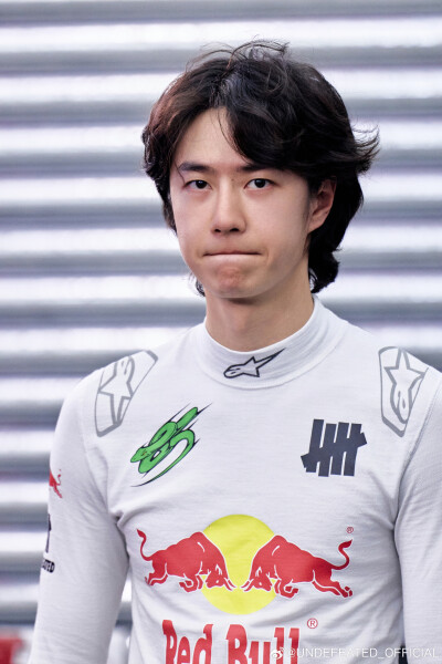 UNDEFEATED_OFFICIAL：
85 on Track丨CHINA GT 珠海站试车日
斑驳光影涂装就绪，
戴上头盔，在弯道试探极限；
走出 P 房，用严谨掌控全局。
珠海赛道，85 号全速入局。
#UNDEFEATED官方赞助赛车手王一博# #ChinaGT中…