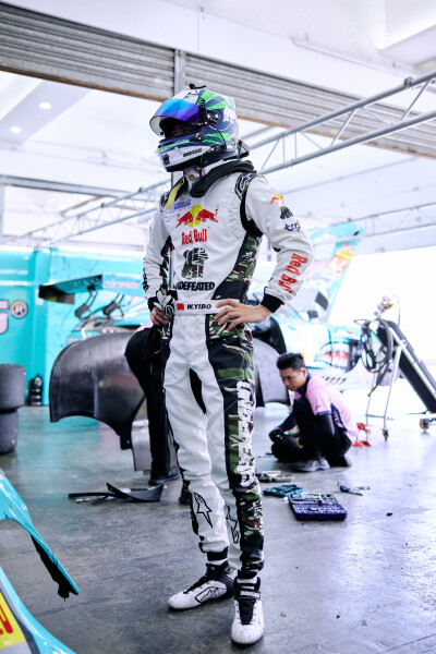 YIBO-OFFICIAL：
#85RACING#
「试车日 DAY 2」
热浪穿行，心有静域，分寸之间，冲击圈速！
高温天气，大家注意防暑防晒～@王一博·YIBO
#王一博试车# ​​​