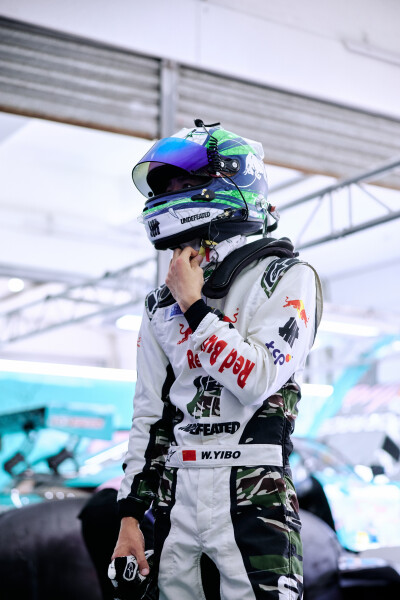 YIBO-OFFICIAL：
#85RACING#
「试车日 DAY 2」
热浪穿行，心有静域，分寸之间，冲击圈速！
高温天气，大家注意防暑防晒～@王一博·YIBO
#王一博试车# ​​​