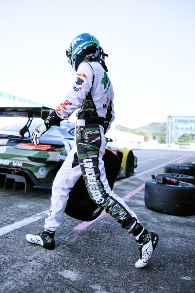 YIBO-OFFICIAL：
#85RACING#
「试车日 DAY 2」
引擎声长，直道向前；
油门收放，弯道争锋。
好好休息，明天见！@王一博·YIBO ​​​
