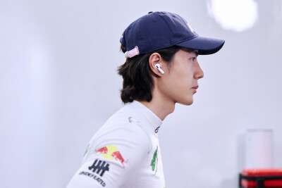 YIBO-OFFICIAL：
#85RACING#
「比赛日 DAY 1」
热浪之下，心静有定序；赛道之上，再刷新极限。
排位赛结束，蓄力第一回合正赛！@王一博·YIBO ​​​
#王一博刷新昨天的个人最快圈速# ​​​