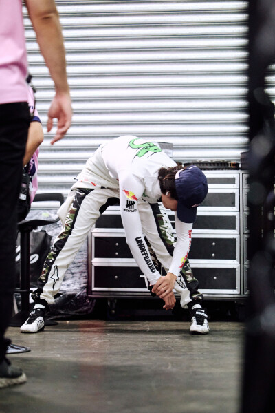 YIBO-OFFICIAL：
#85RACING#
「比赛日 DAY 1」
热浪之下，心静有定序；赛道之上，再刷新极限。
排位赛结束，蓄力第一回合正赛！@王一博·YIBO ​​​
#王一博刷新昨天的个人最快圈速# ​​​