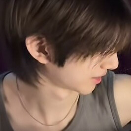 招聘一个粉丝 每个月给你一块钱 主要任务就是在我发自拍的时候无脑夸我 发段子的时候无脑应我 有人嘴我使劲给我骂他 谁想应聘