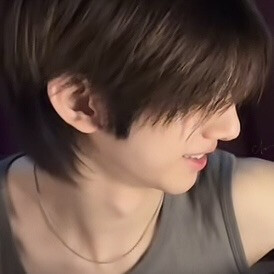 招聘一个粉丝 每个月给你一块钱 主要任务就是在我发自拍的时候无脑夸我 发段子的时候无脑应我 有人嘴我使劲给我骂他 谁想应聘