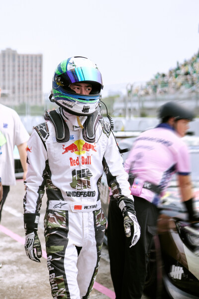 YIBO-OFFICIAL：
#85RACING#
「比赛日 DAY 1」
热浪之下，心静有定序；赛道之上，再刷新极限。
排位赛结束，蓄力第一回合正赛！@王一博·YIBO ​​​
#王一博刷新昨天的个人最快圈速# ​​​
