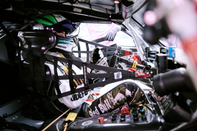 YIBO-OFFICIAL：
#85RACING#
「比赛日 DAY 1」
热浪之下，心静有定序；赛道之上，再刷新极限。
排位赛结束，蓄力第一回合正赛！@王一博·YIBO ​​​
#王一博刷新昨天的个人最快圈速# ​​​