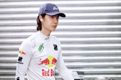 YIBO-OFFICIAL：
#85RACING#
「比赛日 DAY 1」
热浪之下，心静有定序；赛道之上，再刷新极限。
排位赛结束，蓄力第一回合正赛！@王一博·YIBO ​​​
#王一博刷新昨天的个人最快圈速# ​​​