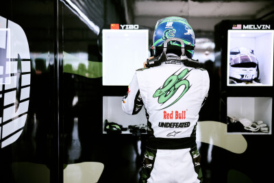 YIBO-OFFICIAL：
#85RACING#
「比赛日 DAY 1」
热浪之下，心静有定序；赛道之上，再刷新极限。
排位赛结束，蓄力第一回合正赛！@王一博·YIBO ​​​
#王一博刷新昨天的个人最快圈速# ​​​