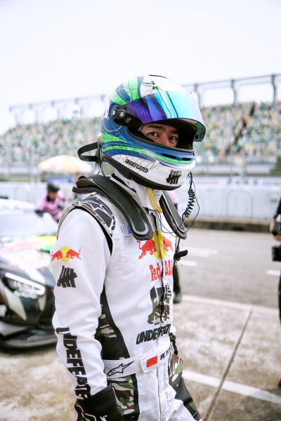 YIBO-OFFICIAL：
#85RACING#
「比赛日 DAY 1」
热浪之下，心静有定序；赛道之上，再刷新极限。
排位赛结束，蓄力第一回合正赛！@王一博·YIBO ​​​
#王一博刷新昨天的个人最快圈速# ​​​