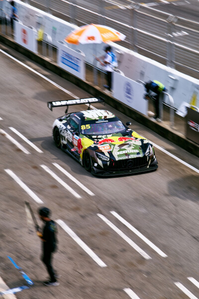 YIBO-OFFICIAL：
#85RACING#
「比赛日 DAY 1」
热浪之下，心静有定序；赛道之上，再刷新极限。
排位赛结束，蓄力第一回合正赛！@王一博·YIBO ​​​
#王一博刷新昨天的个人最快圈速# ​​​