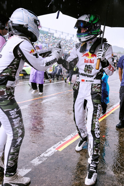 YIBO-OFFICIAL：
#85RACING#
「比赛日 DAY 2」
雨幕突袭冷静驭速，直道进攻蓄势破锋，骤雨难阻驰骋之心！恭喜职业赛车手Melvin Moh与赛车手@王一博·YIBO 的85号车组夺得「2026 China GT 珠海站」第二回合正赛GT3 AM…