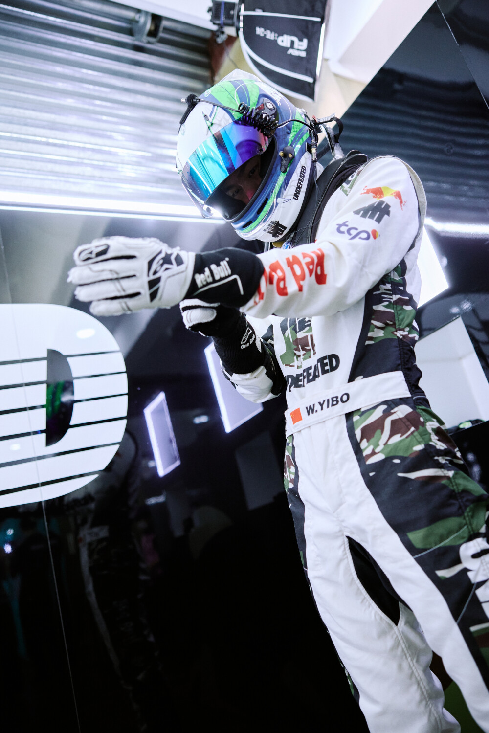 YIBO-OFFICIAL：
#85RACING#
「比赛日 DAY 2」
雨幕突袭冷静驭速，直道进攻蓄势破锋，骤雨难阻驰骋之心！恭喜职业赛车手Melvin Moh与赛车手@王一博·YIBO 的85号车组夺得「2026 China GT 珠海站」第二回合正赛GT3 AM+组别季军！#王一博第三名# ​​​