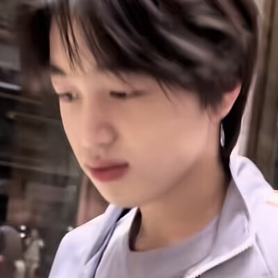 他歪着脑袋问我