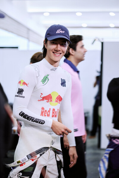 YIBO-OFFICIAL：
#85RACING#
「比赛日 DAY 2」
雨幕突袭冷静驭速，直道进攻蓄势破锋，骤雨难阻驰骋之心！恭喜职业赛车手Melvin Moh与赛车手@王一博·YIBO 的85号车组夺得「2026 China GT 珠海站」第二回合正赛GT3 AM…