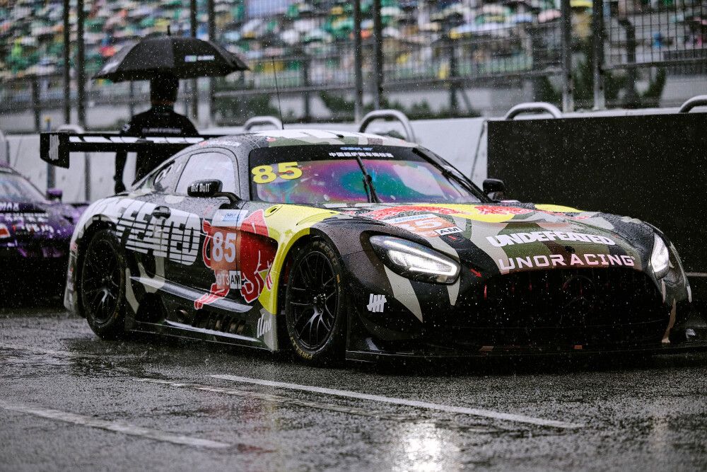 YIBO-OFFICIAL：
#85RACING#
「比赛日 DAY 2」
雨幕突袭冷静驭速，直道进攻蓄势破锋，骤雨难阻驰骋之心！恭喜职业赛车手Melvin Moh与赛车手@王一博·YIBO 的85号车组夺得「2026 China GT 珠海站」第二回合正赛GT3 AM+组别季军！#王一博第三名# ​​​