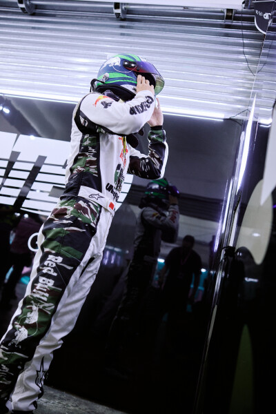YIBO-OFFICIAL：
#85RACING#
「比赛日 DAY 2」
雨幕突袭冷静驭速，直道进攻蓄势破锋，骤雨难阻驰骋之心！恭喜职业赛车手Melvin Moh与赛车手@王一博·YIBO 的85号车组夺得「2026 China GT 珠海站」第二回合正赛GT3 AM…