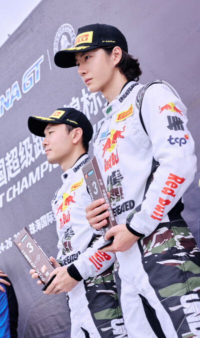 YIBO-OFFICIAL：
#85RACING#
「比赛日 DAY 2」
雨幕突袭冷静驭速，直道进攻蓄势破锋，骤雨难阻驰骋之心！恭喜职业赛车手Melvin Moh与赛车手@王一博·YIBO 的85号车组夺得「2026 China GT 珠海站」第二回合正赛GT3 AM…