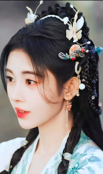 鞠婧祎
