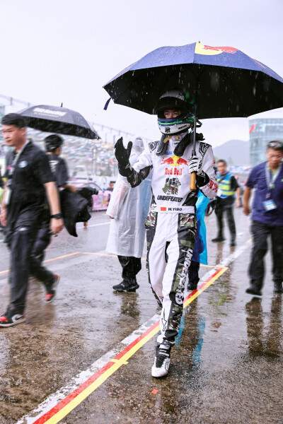 YIBO-OFFICIAL：
#85RACING#
「比赛日 DAY 2」
雨幕突袭冷静驭速，直道进攻蓄势破锋，骤雨难阻驰骋之心！恭喜职业赛车手Melvin Moh与赛车手@王一博·YIBO 的85号车组夺得「2026 China GT 珠海站」第二回合正赛GT3 AM…